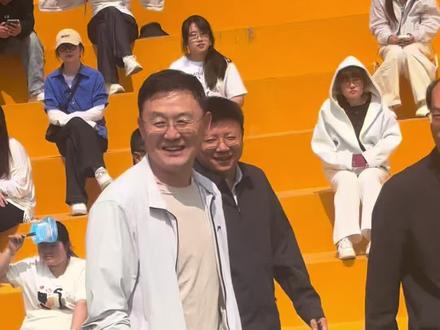 辽宁理工学院的八号底线一条龙在渤大的主场扳平了比分,进球后的朝向对手闭嘴的嘲讽简直是帅透了,这就是青春的味道,当然渤大球员跟他对抗后到倒地又把他拉起来看起来更帅,我深爱着这片绿茵场,但是现在连被嘲讽的资格都没有了。#锦州足球联赛 锦州足球超级联赛