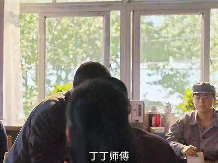 小满因打架进了派出所,老丁为了救他不惜向厂领导下跪#岁月有情时 #黄景瑜 #关晓彤