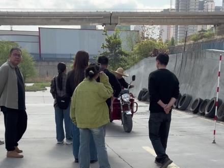 摩托车科目二纯享版! 还在为摩托车绕桩压线老苦恼吗?别再盲目苦练了,找准点位。控制车速新手也可以快速上手😊#摩托车 #抖音二创激励计划