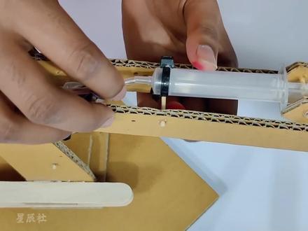 废纸箱和注射器变身液压挖掘机,让你更好地理解液压动力的原理!#手艺人 #手工 #手工diy #创意 #小发明 #挖掘机