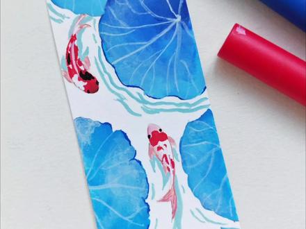 一分钟看我画个“涟漪双鲤”迎新年 画一枚“涟漪双鲤”书签,把年年有余和和和美美随身携带。
画的时候一个小意外,却成了我最喜欢的部分。锦鲤的斑纹怎么都不够灵动,用红色反复覆盖,只会越改越脏。灵机一动,用手边这支高光笔像涂改液一样,一笔就还原出干净的底色,让我能够重新勾勒。我宣布,以后这就是我的翻车补救神器了。
有时候创作和人生一样,那些需要重来一笔的瞬间,恰恰是让整体焕发光彩的契机
新的一年,愿你也有挥笔重来的勇气与锦鲤相伴,好运连连。
临摹:@一只小肥羊
#真实生活分享计划 #跟着抖音学画画 #丙烯马克笔 #零基础学画画 #2026