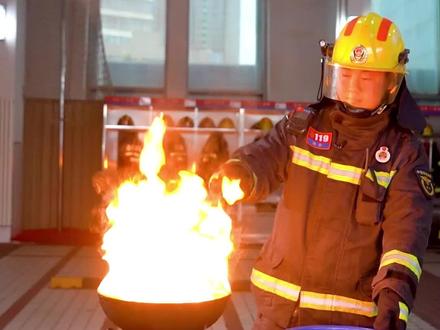 油锅起火怎么办? 快来跟蓝朋友学习正确的灭火方式吧 #蓝朋友 #消防员 #消防安全人人有责 #预防火灾 #油锅着火 #河南应急提醒@吴参谋说消防