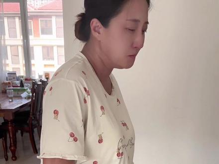耻骨分离能有多疼 一迈步就爆哭 理解了疼痛能让人抑郁 之前看孕期姐妹视频 耻骨分离疼到哭的暴躁的 以为是夸张 我进入孕晚期之后一点儿反应没有 天天吃吃喝喝 还乐呵着呢 上周突然 吃完早饭后 站起来就疼了 不能大步走 当时每当回事儿 第二天 一个腿可以挪着走 拖着走 下午就是两个腿都要拖着走了 再然后两条腿都不敢动了 很艰难的去了医院 做了B超 大白说不会影响到宝宝的 我只能挺着 还有比我疼的 一整个星期 我忍着疼 白天还好 坐轮椅 站着不动 坐着不动 完全没事 晚上是很崩溃的 尿还多 起夜好几次 上床下床翻身 每次都是渡劫一样 完全不敢躺了 夜里一坐坐俩小时 这样过了一个星期 现在好了 大白都说不清楚怎么突然好了 现在回忆这段 真的太痛苦了 去厕所的路是最长的#怀孕 #耻骨分离 #孕晚期 #孕期 #耻骨疼