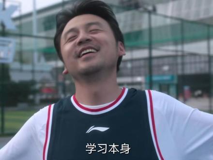 #天才基本法 患有阿尔兹海默症的林兆生#雷佳音 将对女儿林朝夕#张子枫 想说的话都寄托在机器人身上,机器人小小的身体里,承载的是老林大大的父爱啊...