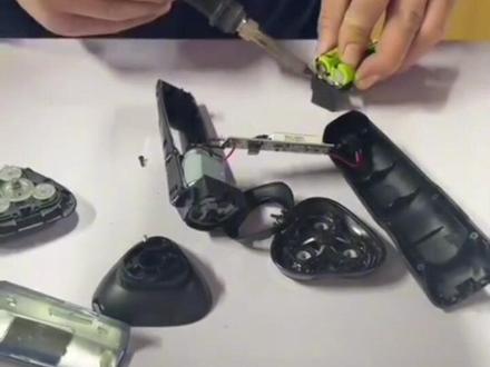 新手如何更换剃须刀电池#生活小妙招 #换电池 #飞科