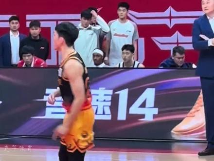 庞峥麟专挑国家队后卫“下手”。只有打强队才刷数据。 #庞峥麟#江苏男篮#徐杰#胡明轩#廖三宁