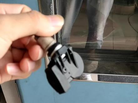 汽车胎压监测传感器更换电池教程