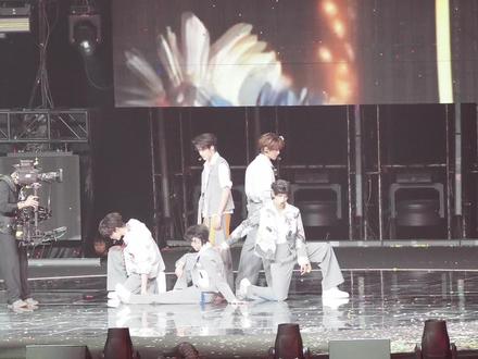 请看们登发歌至今对背水一战的最佳演绎
#荣耀之战
#top登陆少年组合
#stillalive背水一战