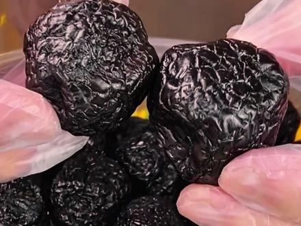 饭后吃上一颗乌梅干,好吃又健康,酸甜软糯满嘴都是果肉超满足#乌梅干#酸酸甜甜