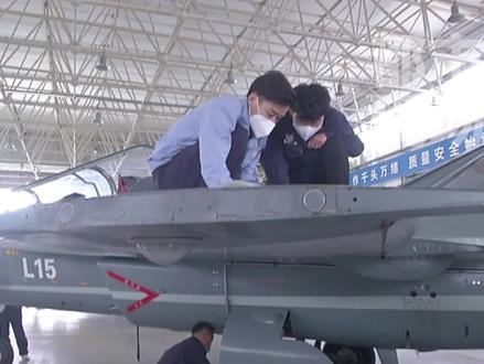 江西这个60人团队研发保障“猎鹰L15”高级教练机,他们说要绝对安全!@青春江西 #青春万岁 #这才是青春该有的样子 #l15猎鹰高级教练机 #江西dou知道