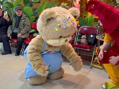 小宝 可以快乐就不要难过. #太可爱了吧 #暴暴熊 #毛绒玩偶