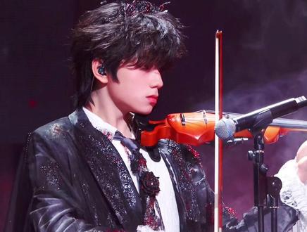 王橹杰《lovely》全程直拍#王橹杰 #荣耀之战 #lovely
小杰是男神!小杰是小提琴家!