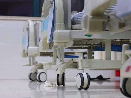 勇敢的选择 勇敢的选择
生命的终点,该如何被温柔以待?在医学的边界之外,有一群人选择用另一种方式拥抱生命——这里是合肥市第二人民医院安宁疗护病房,没有冰冷的仪器,只有暖色调的灯光、绽放的向日葵,和一群默默守护尊严的“摆渡人”。
合肥日报-合新闻记者
策划:李福凯
拍摄:张正朋 赵瑞瑞 盖奥
剪辑:张正朋
文字:俞媛媛 盖奥
旁白:俞媛媛
编发:何姗姗
出品:摄视度融媒体工作室