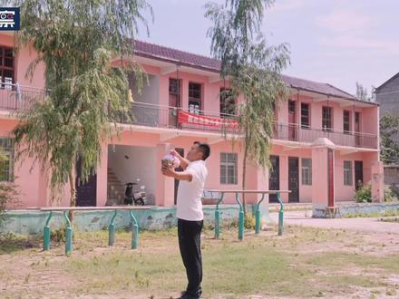 #90后驻村书记靠蹭饭成全村团宠 “到点了!蹭饭蹭饭!gogogo!”一声接地气的吆喝,配上略带憨厚的笑容,河南省周口市鹿邑县生铁冢镇范庄村驻村第一书记董桂林凭借拍摄在村民家中“蹭饭”的日常,半个月内席卷网络,目前粉丝量已突破200万。 @驻村书记-董桂林 敏锐地将“蹭饭”与带货结合,把当地的芝麻盐、香油、彩椒酱等土特产,融入到视频中。他说,流量终会退潮,唯有让年轻人回流,让产业扎根,才是“火了”的真正价值!#社恐驻村书记蹭饭蹭成社牛 #此刻2025 #媒体精选计划