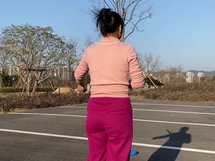 网球比羽毛球重,发力比较重要。#单人打网球视频教学 #网球训练器
