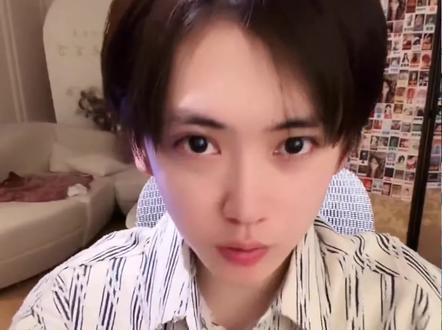 大王辛苦了。 #开心元元 这头发拉直看了怎么不习惯呢。