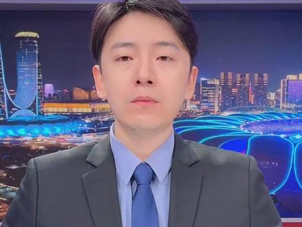 12月1日,“雪假”在新疆、吉林快速落地,吉林面向义务教育学生设立“冰雪假期”,不挤占寒暑假时间,网友:实名制羡慕。我们南方或可设什么假,“雨假”梅雨时节带孩子探索烟雨江南的诗意,“农忙假”“文化寻根假”我想,设想中的假期在于“因地制宜”,将独特的气候现象、地理资源和文化遗产转化为鲜活的教育场景,让学生的成长与脚下的土地产生更深刻的联结。也不失一桩美事#小强热线主播说 @李杨