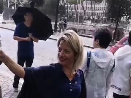 罗马的吉普赛女郎很爱挑逗游客 以此赚取外快 可不能上当