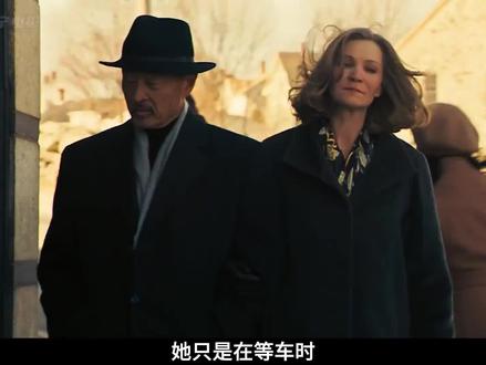 “忠犬八公”是日本历史上一条具有传奇色彩的忠犬。以下是关于它的详细介绍:
1. 基本信息:
- 八公出生于1923年11月,是一只纯种的秋田犬,出生于秋田县二井田村(现大馆市)。
- 在1924年,它被主人上野英三郎带到东京,并取名为八公。
2. 与主人的故事:
- 上野英三郎是东京大学农业系教授,八公每天早上都会目送主人上班,傍晚时分则到附近的涩谷站接他回家。
- 1925年4月21日,上野英三郎在学校里突发心脏病去世,但八公依然每天到涩谷站去等候主人的归来。
3. 后续影响:
- 八公的忠诚行为被人们所知晓后,它成为了忠诚的象征。1933年,《朝日新闻》刊登了八公的事迹,它的故事传遍了全日本。
- 1934年,人们在涩谷车站前为八公建立了雕像,揭幕仪式有300位名人参加。每年的3月8日,涩谷站旁都会举行隆重的纪念仪式,许多养狗的主人会来此向八公表示敬意。
- 八公于1935年3月8日去世,死后与主人葬在一起,它的遗体被制成标本保存在日本国立科学博物馆。
八公的故事被多次改编成影视作品,其中比较著名的有1987年日本拍摄的《忠犬八公物语》以及2009年美国拍摄的《忠犬八公的故事》。2023年,中国也推出了本土化改编的电影《忠犬八公》。这些影视作品让更多的人了解到了八公的忠诚与坚守,也使得它的故事更加广为流传。#忠犬八公第一批观众哭抽了 #因为一个片段看了整部剧 #每日推荐电影