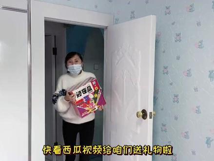 官方送来神秘礼物,里面竟然暗藏惊喜大奖,小猫咪能否顺利中奖?