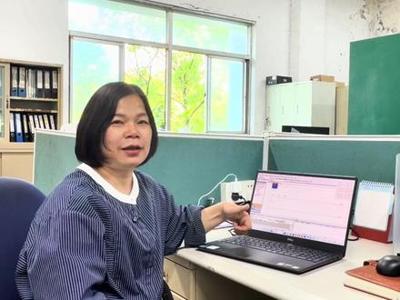 想学PLC,不买设备不报班,只需电脑和AI半天PLC编程入门 想用公司设备上的PLC学习,它正在运行不敢碰,怕搞瘫了生产线被开除,买个PLC又要花大几百。本期视频以三菱PLC为例,教你零成本自学PLC方法,只需要1台电脑1个AI,半天时间就能让你完成从编程软件下载,电机正反转程序编程,仿真演示,跑通第1条PLC程序,进入自学PLC的大门,跟着我的步骤只需三步。后期想深入学PLC,可以让AI制定学习计划,学指令,学项目,零成本学会PLC只是时间问题。#人类对豆包的开发不足百分之一 #科技下一站 #与ai同行 #plc