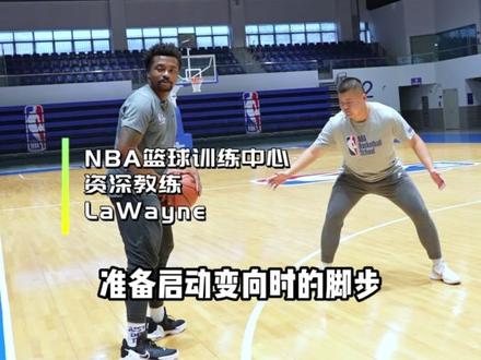 艾弗森的招牌过人技巧,双变向撤步跳投,脚踝终结者的必备技能,赶紧加入到你的技能包吧#NBA球星招牌动作 #艾弗森 #NBA篮球训练中心