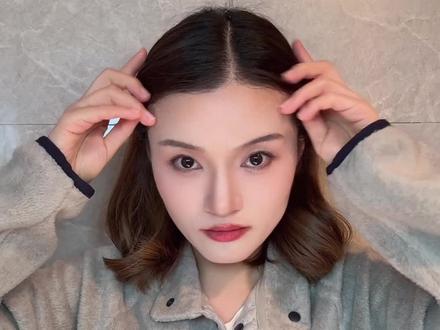 短发圣诞🎄扎!谁手残🙋超简单公主发型来辣
冬天一定要扎一次公主发型,分享一个日常又有氛围感的披肩发发型教程#抖音美妆年度宝藏 #晒晒我的年度宝藏好妆 #抖音生活观察计划 #锁骨发型 #公主头发型 @DOU+上热门