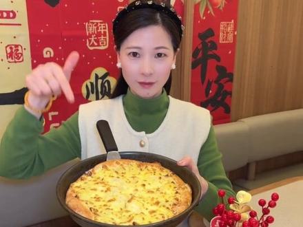 必胜客79元就有六件套。其中就可以选两个10寸大披萨,光两个大披萨就已经回本了。#必胜客 #必胜客披萨 #吃货的世界唯有美食不可辜负 #快来一起尝个鲜 #抖音美食推荐官 @上热门🔥🔥🔥 @DOU+上热门