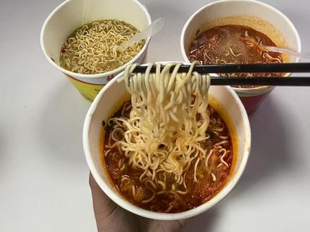 试吃5元一桶的杨掌柜粉面菜蛋!料这么多!老板能赚钱吗?!#粉面菜蛋 #开箱 #测评 #泡面