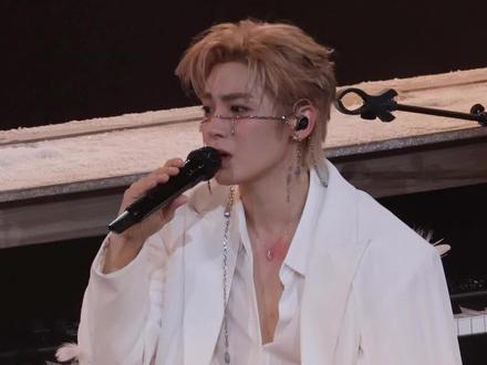 南京演唱会雨天直拍 谁能拒绝六边形战士侯明昊!!!弹钢琴太帅了吧
#侯明昊演唱会 #侯明昊 #演唱会直拍 #巡演舞台 #直拍