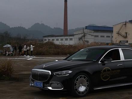 E300就是咱们的天花板,S 级就是咱们的通天路,祝各位2026,都能拥有自己梦中的座驾!#奔驰 #dou是好车 #迈巴赫 #dou是豪车