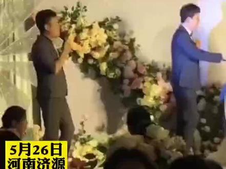 老公力爆棚!新郎婚礼上送新娘围裙:我娶得是老婆不是保姆,给我戴上!贼帅~