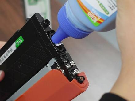 HP Color Laser 150a 粉盒加粉教程来喽~
#打印机 #办公设备 #打印机维修 #办公耗材 #我的工作