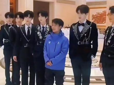 林北勇敢迈出第一步,属于你的舞台才刚刚开始!@荒野 林北 @荒野腚北猴 #上热搜 #抖音年度盛典 #荒野林北 #林北抖音星娱计划 #林北和小马宝莉红毯撞衫了