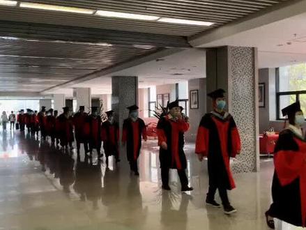 #毕业典礼 红袍加身博士学位!