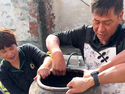 北方老丈人在南方做酸菜大馅饼 #南北差异 #小福老丈人和佳辉的日常 #东北人 #诺泰护腰带