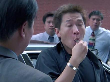 你年轻时有没有这样吹哨子过,是不是很霸气很威武!化骨龙吹哨子摇人了!#李修贤 #张家辉 #精彩片段 #搞笑片段 #怀旧经典影视 #我要流量