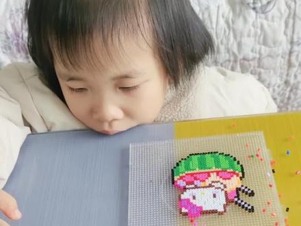 娃的第90个拼豆,给粉丝拼猫咪吃西瓜#种草激励计划 #我在抖音玩拼豆 #拼豆人有自己的春节 #过年不无聊大赏