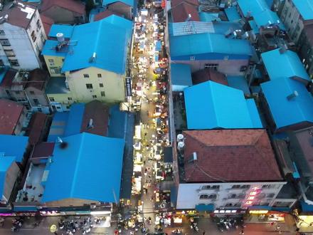 #创作灵感 美食尤能抓住人心 放假了依旧非常热闹的湖工小吃街 超多隐藏美食你最爱的是什么呢#最孝感 #小吃街的日常 #同城精选美食 #夜市里的烟火气