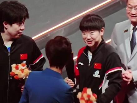 张怡宁给莎头颁奖,莎莎一扫阴霾笑得好开心,眼里全是宁姐!