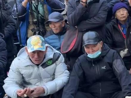 #国家队怎么长到公园里的? 越来越多专业艺术家到公园演出,中国歌剧舞剧院演奏员孙楚泊到公园里吹笛子就大获关注,引发“现象级”讨论。场场爆满,她有什么人气密码?高雅艺术大众化,大爷大妈说她是“公园里捡到的宝”。中国之声对话孙楚泊,她为什么而来?怎么和大爷大妈打成一片?被人拍成千上万条视频公开发布,她怎么看自己的“流量”?你猜她是I人还是E人?“国家队”想在公园里“长”出什么来?#娴聊 #国家队长到公园里已是现象级 #孙楚泊说吹笛子不为流量 #媒体精选计划