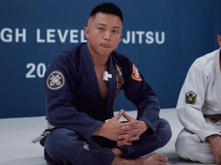 分享2个#巴西柔术 扫倒的技术:三脚架扫、直升机扫 OSS~