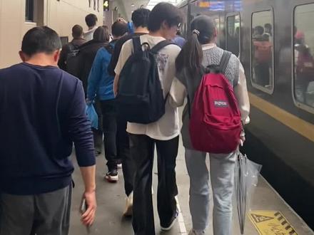 在火车上过夜 应该注意些什么!
#当代大学生坐高铁现状 #穷游 #火车票 #特种兵式旅游vlog #卧铺