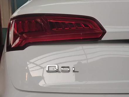 奥迪Q5L倒车灯不亮,需要拆后杠灯。Q5L仪表提示检查倒车灯,拆卸后杠灯教程,拆灯工具就在后备箱里。#奥迪 #Q5L #后杠灯 #尾灯 #修车