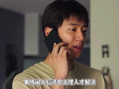 花钱去酒吧消费被服务员当下酒菜,三番两次逼着坐到外国人身边