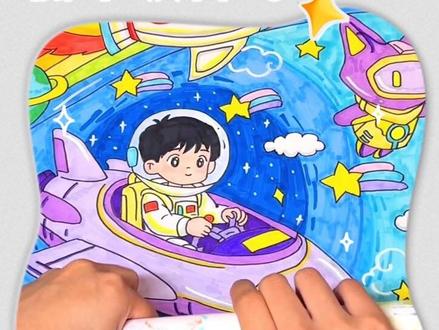 🚀低年级科幻画|快乐太空之旅|科技新世界|
📩需要高质量画画请滴滴我呀~~
➡️细节满满,绘画色彩内容可提需求高质量或者低年级偏简单一点,线稿有电子版
📄荷兰白卡用的是230g的
💫创作说明:想象自己当宇航员,开着紫色飞船在太空遨游,看到彩色火箭、带猫耳朵的太空猪,还有各种星球和星星。下方的未来城市,是想象中人类在太空的家。把彩虹、云朵也放进太空,让太空像游乐园一样有趣,希望大家看了也能爱上太空,觉得探索宇宙就像玩游戏一样好玩~
客单原创画 已参赛 禁止抄袭🈲️
#马克笔手绘 #科幻画 #科技画 #代画 #小学生绘画