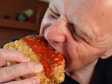 有个大厨丈母娘,想吃啥都不用愁!#妈呀太香了 #一起吃饭吧 #火鸡面 #炸串 #炸茄盒