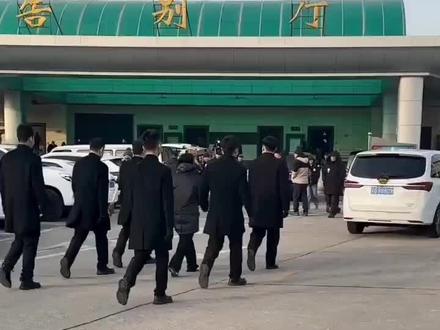 内地第一古典美女,何晴13号因脑癌去世,太震惊了,她才61岁呀!
今天在北京送别仪式,好多西游影迷们及续集玉帝(王卫国),送别何晴姐姐最后一程,何晴姐姐一走路好,天国安好。🙏🏻🙏🏻🙏🏻
#西游记 #何晴 #86版西游记 #送别