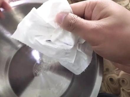 新买的不锈钢制品,总是有很多黑黑的东西。不要忽略了清洁擦拭#不锈钢#304#抛光#餐具#碗#盆#食品接触#304不锈钢#食品安全