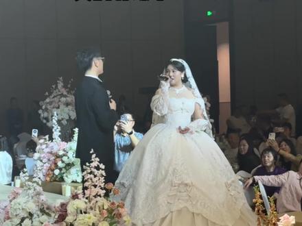 婚礼中新人共同入场演唱《因为爱情》真的夯爆了!!#新郎新娘唱歌入场 #婚礼唱歌现场 #因为爱情合唱 #婚礼合唱 #婚礼必播歌曲